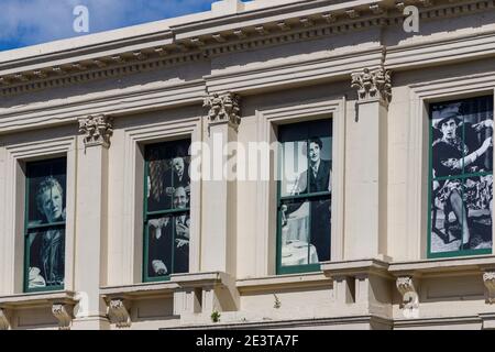 L'edificio della Oamaru Repertory Society del 1870, recentemente rinnovato, Oamaru, Isola del Sud, Nuova Zelanda. Figure teatrali storiche nelle finestre superiori. Foto Stock