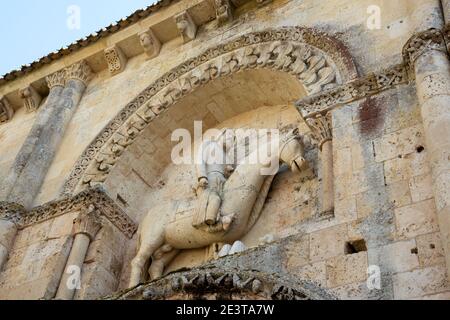 Chiesa di Saint-Hilaire Melle, Deux-Sevres, Francia. Patrimonio dell'umanità dell'UNESCO. Scultura in Horseman - dettaglio architettonico al portale. Foto Stock