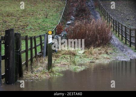 Holmfirth, Regno Unito. 20 gennaio 2021. Vista su un campo allagato nello Yorkshire occidentale. Alcune parti del Regno Unito, tra cui il South Yorkshire e la Greater Manchester, sono allertate dal momento che Storm Christoph porta piogge pesanti, che si prevede causeranno inondazioni e sconvolgimenti. Credit: SOPA Images Limited/Alamy Live News Foto Stock