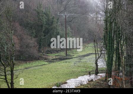 Holmfirth, Regno Unito. 20 gennaio 2021. Vista su un campo allagato nello Yorkshire occidentale. Alcune parti del Regno Unito, tra cui il South Yorkshire e la Greater Manchester, sono allertate dal momento che Storm Christoph porta piogge pesanti, che si prevede causeranno inondazioni e sconvolgimenti. Credit: SOPA Images Limited/Alamy Live News Foto Stock