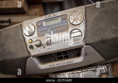 Officina di progettazione fortemente usurata e coperta di polvere radio Sony. Foto Stock