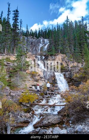 Tangle Creek Falls nel Jasper National Park, Alberta, Canada, coppie uomini e donne di mezza età trekking fino a cascata in natura . Parco nazionale di Banff Foto Stock