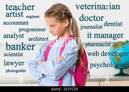 Studentessa seria con zaino che guarda via in classe con le professioni illustrazione Foto Stock