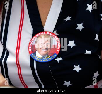 West Palm Beach, Stati Uniti. 20 gennaio 2021. Il presidente Donald J. Trump corre nella sua ultima motocicletta della sua presidenza a West Palm Beach, Florida, mercoledì 20 gennaio 2021. Trump è accolto da oltre 500 sostenitori durante il suo viaggio nella sua tenuta di Mar-A-Lago a Palm Beach, Florida. Trump è l’unico presidente ad essere stato impedito due volte e sarà messo in processo davanti al Senato degli Stati Uniti. Foto di Gary i Rothstein/UPI Credit: UPI/Alamy Live News Foto Stock