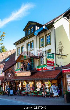 La casa di 1,000 orologi, un emporio che vende orologi a cucù, a Triberg nella Foresta Nera, Germania. Settembre. Foto Stock