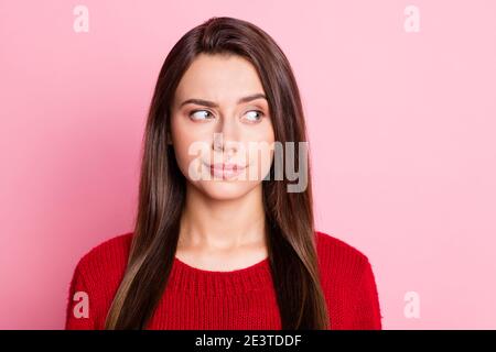 Ritratto fotografico di una ragazza incerta sospetta con capelli di brunetta dritti guardando il lato isolato su sfondo di colore rosa Foto Stock