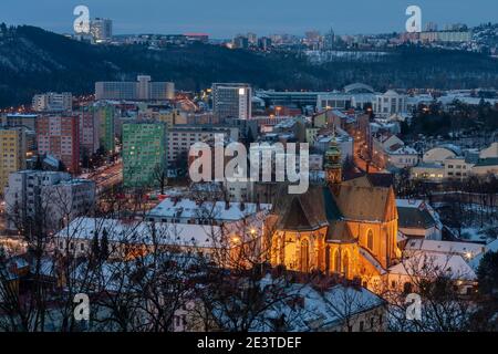 Vista panoramica di Piazza Mendel con la Basilica dell'Assunzione di nostra Signora a Brno, nella Repubblica Ceca. Orario invernale dell'alba. Sullo sfondo und Foto Stock