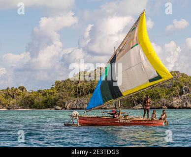 La Proa polinesiana è una barca a vela multi-scafo outrigger Foto Stock