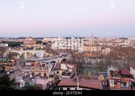 Vista al tramonto sui tetti del quartiere storico di Trastevere, sul fiume Tevere fino al centro di Roma. Foto Stock