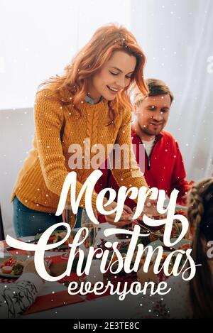 buona madre che serve la salsa sul piatto al tavolo festivo, allegra illustrazione di natale Foto Stock