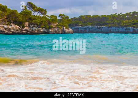 Spiaggia turchese ses Fonts de n’Alís nella baia Caló d’en Garott Mallorca Isole Baleari Spagna. Foto Stock