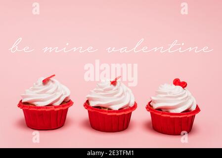 cupcake di san valentino con cuori rossi vicino a essere la mia scritta di san valentino su sfondo rosa Foto Stock