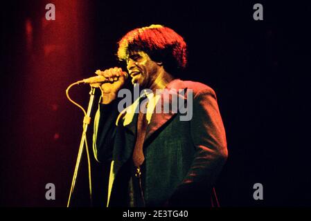 James Brown il Padrino dell'anima che si esibisce al London Teatro Arcobaleno 1973 Foto Stock