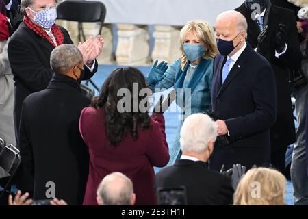 Il presidente eletto AMERICANO Joe Biden e la futura First Lady Jill Biden sono accolti dall'ex presidente americano Barack Obama e dall'ex First Lady Michelle Obama, quando arrivano per la cerimonia di giuramento del 46° presidente americano il 20 gennaio 2021, presso il Campidoglio degli Stati Uniti a Washington, DC. Biden, un ex vice presidente e senatore di 78 anni, giurò il mandato a mezzogiorno (1700 GMT) sul fronte occidentale del Campidoglio degli Stati Uniti, il luogo in cui i riotatori pro-Trump si scontrarono con la polizia due settimane fa prima di mettere in crisi il Congresso in un'insurrezione mortale. (Foto di Saul LOEB/POOL/AFP)/MediaPunch Foto Stock