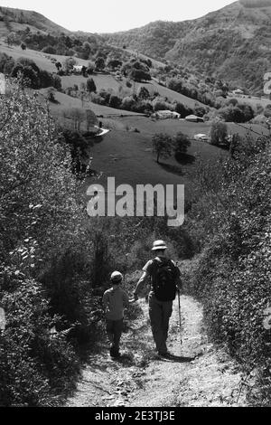 Escursioni padre e figlio nel pittoresco Paese Basco francese. Vista posteriore. Concetto di stile di vita naturale. Foto storica in bianco e nero Foto Stock