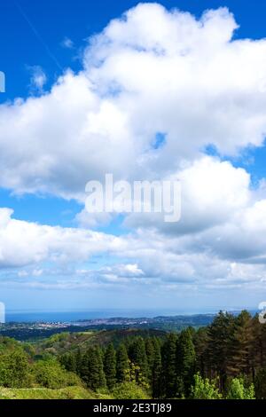 Paesi baschi al confine tra Francia e Spagna. Vista sulla costa dalla montagna. Escursioni vacanza sfondo. Concetto di eco-pianeta. Foto Stock