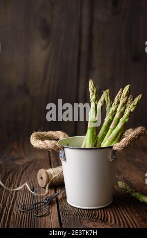 Vegetale nutriente ad alto contenuto antiossidante, un mazzo di asparagi verdi freschi su rustico sfondo di legno con spazio copia Foto Stock
