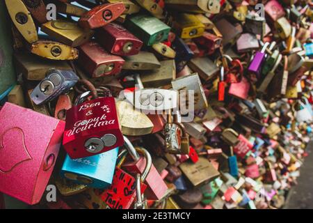 COLONIA, GERMANIA - Maggio 20 2019 : famosi lucchetti d'amore appesi al Ponte Hohenzollern a Colonia. Le coppie fissano un blocco di amore sulla recinzione e gettano il Foto Stock