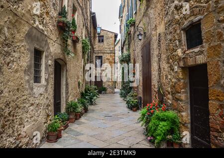 Splendida vista su vecchie case tradizionali e idilliaco vicolo nel centro storico, Italia. Foto di alta qualità Foto Stock