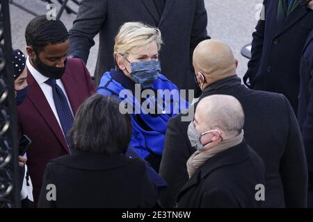 Washington, Stati Uniti. 20 gennaio 2021. Il rappresentante Carolyn Maloney, un democratico del centro di New York, indossa una maschera protettiva mentre partecipa alla 59a inaugurazione presidenziale a Washington, DC, Stati Uniti, mercoledì 20 gennaio 2021. Biden proporrà un’ampia revisione dell’immigrazione il suo primo giorno di presidente, che includerà un percorso abbreviato verso la cittadinanza statunitense per i migranti non documentati - un’inversione di rotta totale rispetto alle restrizioni e ai blocchi di immigrazione di Donald Trump, ma che si trova ad affrontare i principali blocchi stradali del Congresso. Foto di Kevin Dietsch/UPI Credit: UPI/Alamy Live News Foto Stock