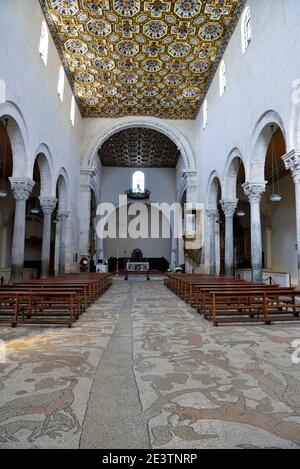 L'interno della cattedrale di Santa Maria annunciato in stile romanico 4 maggio 2018 Otranto Salento Italia Foto Stock