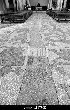 L'interno della cattedrale di Santa Maria annunciato in stile romanico 4 maggio 2018 Otranto Salento Italia Foto Stock