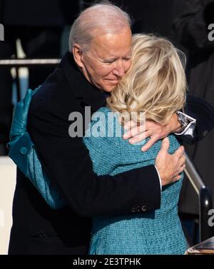 Washington, Stati Uniti. 20 gennaio 2021. Il presidente DEGLI STATI UNITI Joe Biden è abbracciato dalla arrivo della First Lady Jill Biden degli Stati Uniti dopo essere stato giurato come il 46° presidente degli Stati Uniti il 20 gennaio 2021 presso il Campidoglio degli Stati Uniti a Washington, DC. Foto della piscina di Saul Loeb/UPI Credit: UPI/Alamy Live News Foto Stock