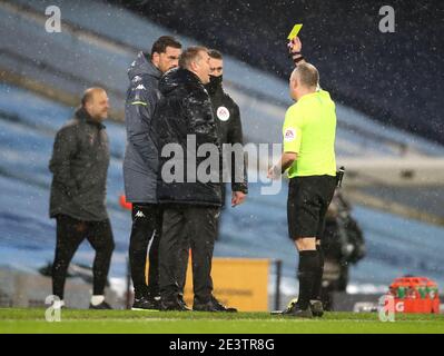 L'arbitro Jonathan Moss mostra una carta gialla al manager di Aston Villa Dean Smith durante la partita della Premier League all'Etihad Stadium di Manchester. Data immagine: Mercoledì 20 gennaio 2021. Foto Stock