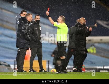 L'arbitro Jonathan Moss mostra un cartellino rosso al manager di Aston Villa Dean Smith durante la partita della Premier League all'Etihad Stadium di Manchester. Data immagine: Mercoledì 20 gennaio 2021. Foto Stock