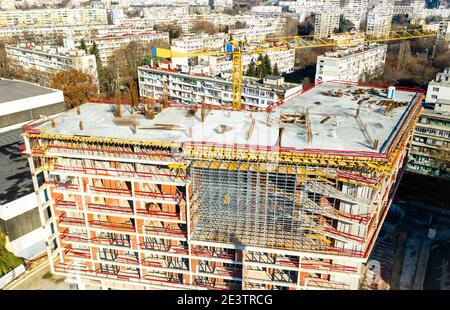 Gru di sollevamento e nuovi edifici a più piani. Foto Stock