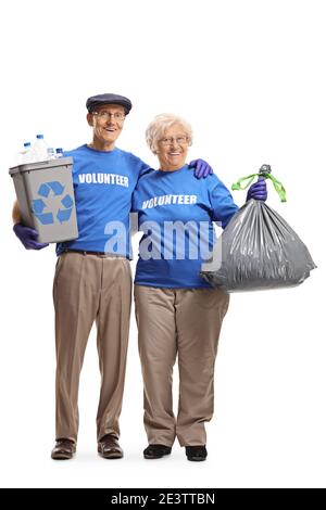 Ritratto a lunghezza intera di un uomo anziano e di una donna volontari tenere un sacchetto e un contenitore per il riciclaggio isolati su sfondo bianco Foto Stock