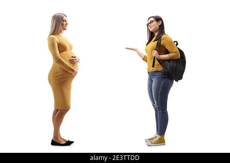 Foto di profilo di lunghezza completa di una donna incinta e un studentessa che ha una conversazione isolata su sfondo bianco Foto Stock