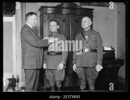 Il Mag. Gen. John L. Hines, vice capo di Stato Maggiore, oggi decorate Col. Perry L. miglia, fanteria, con la traversa di servizio distinto Foto Stock