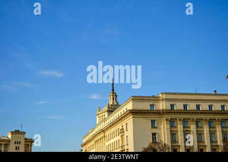 Bandiere bulgare sugli edifici governativi di sofia durante il giorno di sole. Bandiere sull'ex quartier generale del Partito comunista bulgaro Foto Stock