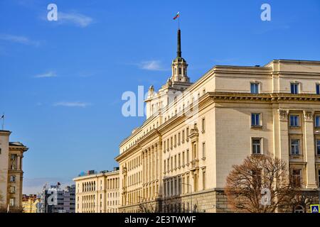 Bandiere bulgare sugli edifici governativi di sofia durante il giorno di sole. Bandiere sull'ex quartier generale del Partito comunista bulgaro Foto Stock