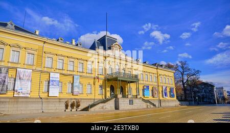 06.01.2021. Sofia. Bulgaria. Persone e turisti e la costruzione di National Art Gallery e Museo di Etnologia Nazionale e blu cielo bianco nuvole Foto Stock