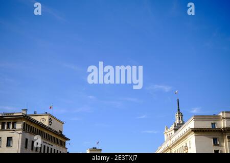 Bandiere bulgare sugli edifici governativi di sofia durante il giorno di sole. Bandiere sull'ex quartier generale del Partito comunista bulgaro Foto Stock