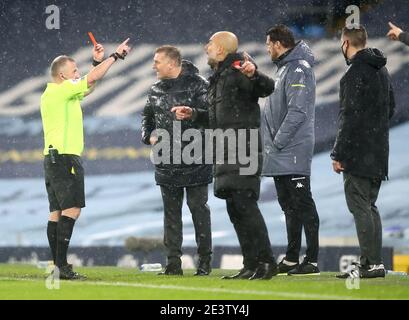 L'arbitro Jonathan Moss mostra un cartellino rosso al manager di Aston Villa Dean Smith durante la partita della Premier League all'Etihad Stadium di Manchester. Data immagine: Mercoledì 20 gennaio 2021. Foto Stock