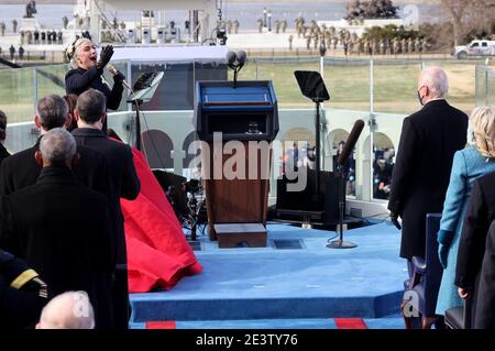 Washington, DC. 20 gennaio, 2021.Singer Lady Gaga esegue 'il Banner Star-Spangled' durante l'inaugurazione di Joe Biden come 46 ° presidente degli Stati Uniti sul fronte ovest del Campidoglio degli Stati Uniti a Washington, Stati Uniti, 20 gennaio 2021. REUTERS/Jonathan Ernst/Pool | Usage worldwide Credit: dpa Picture Alliance/Alamy Live News Foto Stock