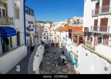 Guardando giù sulla città vecchia di Rua 5 de Outubro Albufeira nell'inverno di febbraio, UNA popolare strada turistica per lo shopping e i ristoranti nella città vecchia di Albufeera in Portogallo Foto Stock