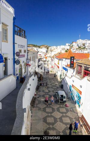 Guardando giù sulla Rua 5 de Outubro Albufeira città vecchia in inverno febbraio, UNA strada popolare nella città vecchia di Albufeera Portogallo Foto Stock