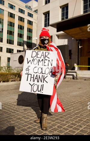 , Washington, DC, USA, 20 Gennaio, 2021. Nella foto: Raelyn Maxwell di Park City, UT, si è recato nella capitale specificamente per l’inaugurazione, per sottolineare l’importante ruolo che le donne del colore hanno giocato nell’elezione di Biden. Era tra i circa 100 sostenitori di Biden al Black Lives Matter Plaza che celebravano il 46° insediamento del presidente, la prima vicepresidente femminile e la fine dell’amministrazione Trump. Credit: Alison C Bailey/Alamy Live News Foto Stock