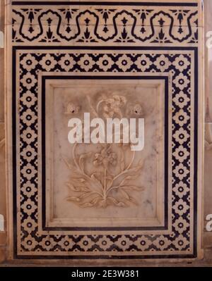 JAIPUR, INDIA - 22 MARZO 2019: Un bassorilievo floreale bello su un muro a forte ambrato Foto Stock