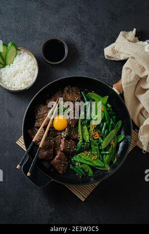Manzo coreano Bulgogi, bistecca di manzo alla griglia con salsa piccante. Foto Stock