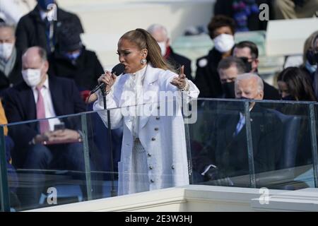 20 gennaio 2021, Washington, District of Columbia, USA: Jennifer Lopez si esibisce prima che il presidente degli Stati Uniti Joe Biden prendessi il giuramento di Office come 46esimo presidente degli Stati Uniti al Campidoglio degli Stati Uniti a Washington, DC mercoledì 20 gennaio 2021. (Immagine di credito: © Chris Kleponis/CNP via ZUMA Wire) Foto Stock