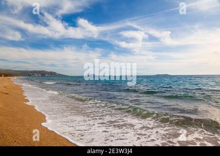 Spiaggia di sabbia di Agios Prokopios durante una giornata ventosa, nell'isola di Naxos, Cicladi, Grecia, Europa. Foto Stock