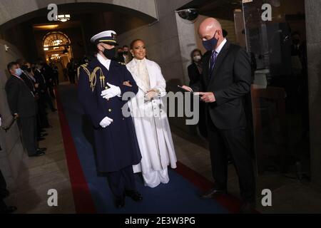 20 gennaio 2021, Washington, District of Columbia, USA: WASHINGTON, DC - 20 GENNAIO: Jennifer Lopez si prepara a cantare durante l'inaugurazione del presidente eletto degli Stati Uniti Joe Biden sul fronte ovest del Campidoglio degli Stati Uniti il 20 gennaio 2021 a Washington, DC. Durante la cerimonia di inaugurazione di oggi Joe Biden diventa il 46° presidente degli Stati Uniti. (Foto di Win McNamee/Getty Images) (immagine di credito: © Win McNamee/CNP via ZUMA Wire) Foto Stock