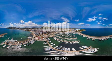 Visualizzazione panoramica a 360 gradi di Drone aereo sfera panoramica a 360 gradi fotografia aerea del Bella spiaggia di Ibiza in Spagna mostrando lo spagnolo spiaggia e porto con barche
