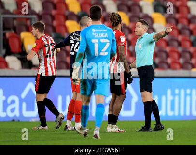 L'Ivan Toney di Brentford (seconda a destra) viene inviato dall'arbitro Stephen Martin dopo un'alterazione con Tom Lockyer di Luton Town (non raffigurato) durante la partita del campionato Sky Bet al Brentford Community Stadium di Brentford. Data immagine: Mercoledì 20 gennaio 2021. Foto Stock