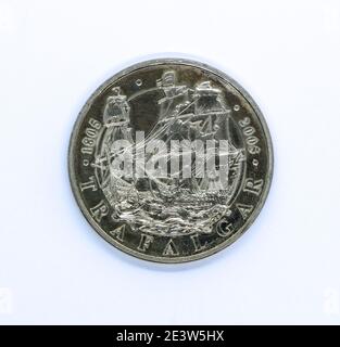 Foto del lato opposto di una moneta argentata britannica del £5 coniata dalla zecca reale per commemorare il 200th anniversario della battaglia di Trafalgar Foto Stock